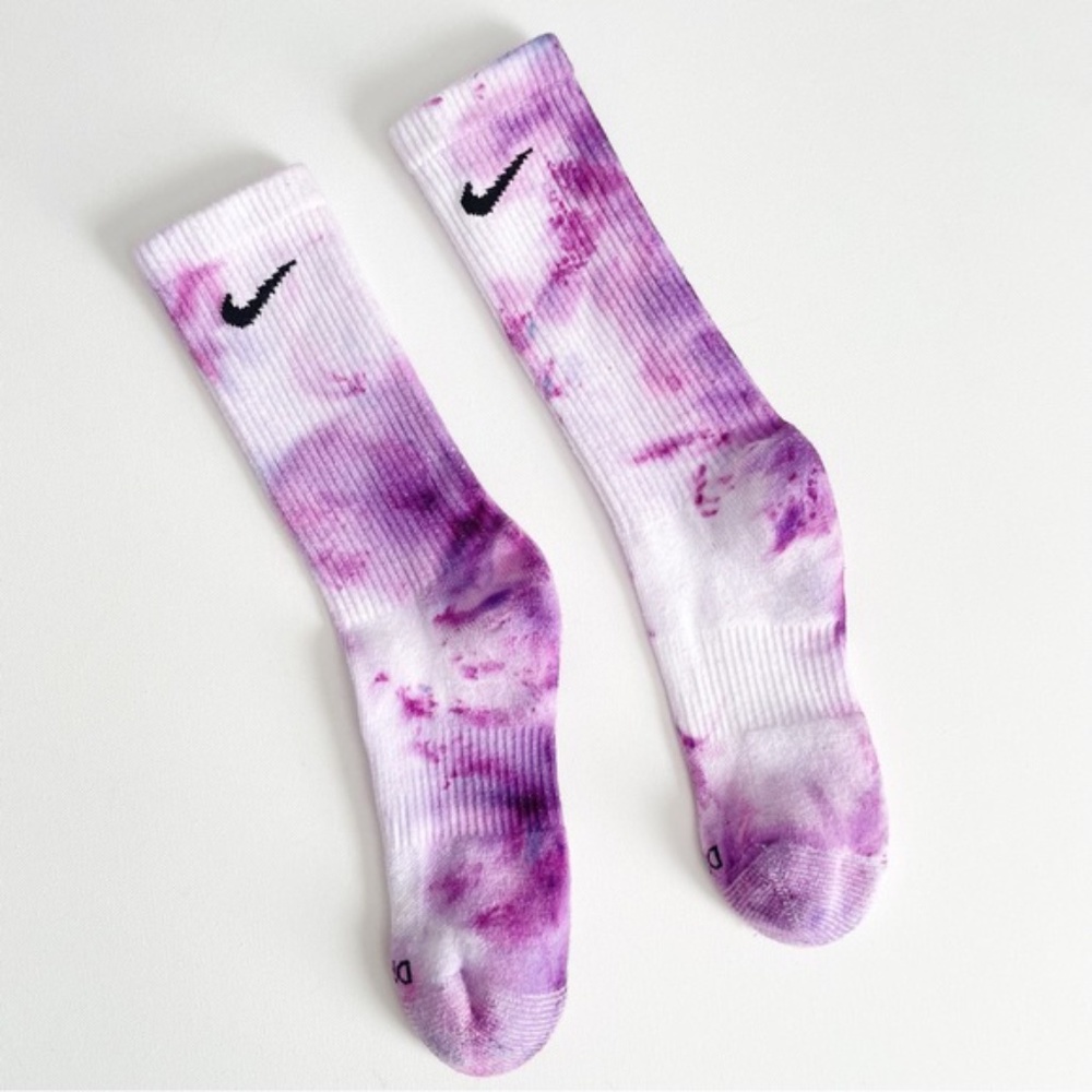 SOLD - Nike Tie Dye Women’s 6-10 Crew Socks Dri Fit Purple White Medium